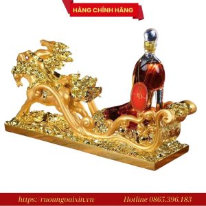 Kệ rượu hình con ngựa kéo xe kèm rượu XO