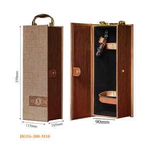 Mã sản phẩm: HO16-300-M10 Kích thước: 350mm (cao) x 115mm (rộng) x 105mm (sâu) Sức chứa: 1 chai rượu vang 750ml tiêu chuẩn Chất liệu: Da PU cao cấp, kết hợp khung hộp cứng cáp Màu sắc: Nâu trầm cổ điển, kết hợp vân gỗ sang trọng Trang trí: In họa tiết tinh xảo ở phần thân hộp Tay cầm: Kim loại mạ vàng, chắc chắn và sang trọng Khóa hộp: Kim loại bền chắc, dễ sử dụng Bên trong: Lót nhung đen sang trọng, có dây cố định giữ chai rượu Phụ kiện đi kèm: Khui rượu tiện ích